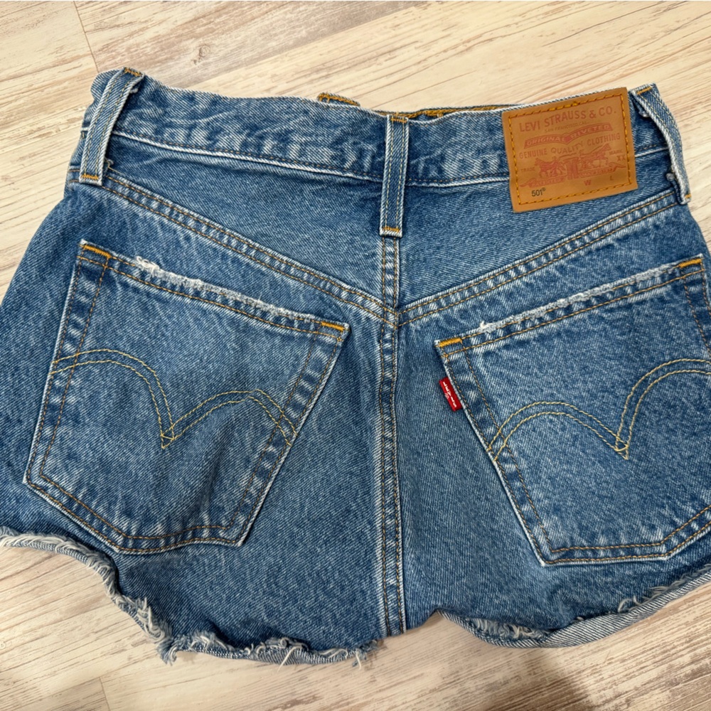 Levi’s 501 Medium Wash Shorts Size 24